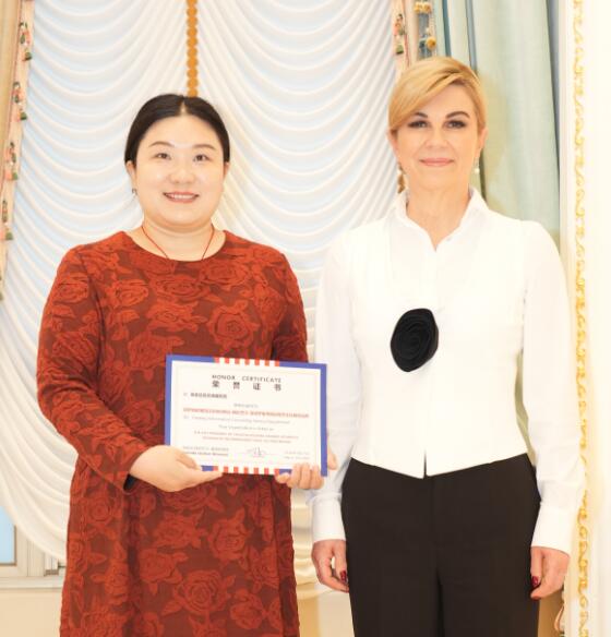 赵唯亦老师与科琳达·格拉巴尔-基塔罗维奇女士